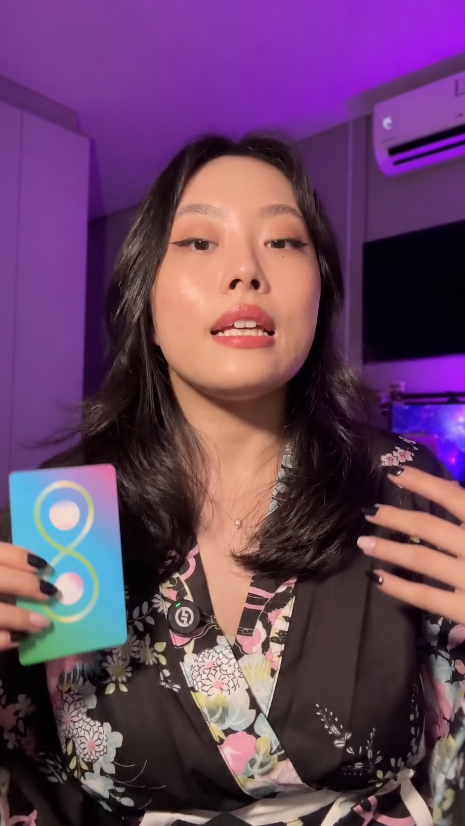 Megumi apresentando uma carta de tarot