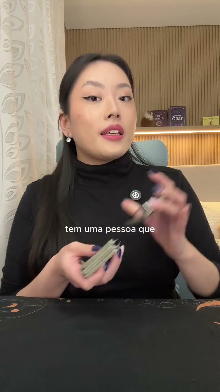Megumi durante uma leitura de tarot